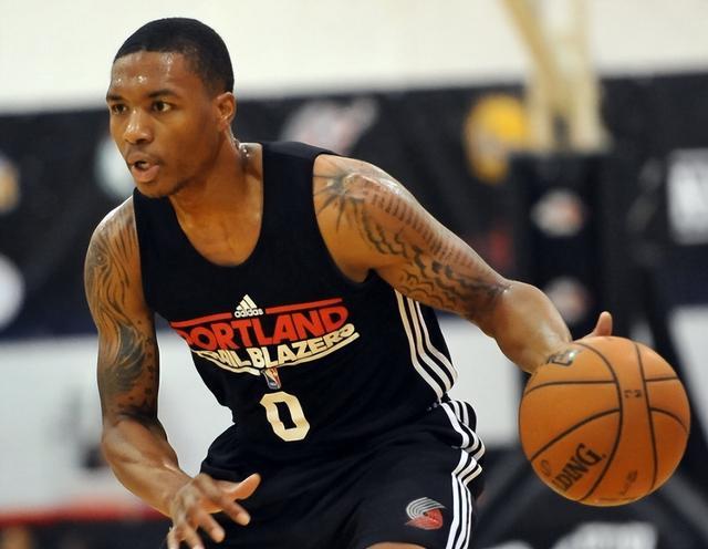 三分球更是 三分球更是