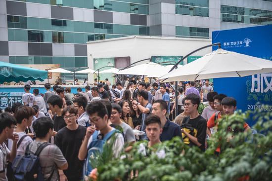 这背后到底 这背后到底